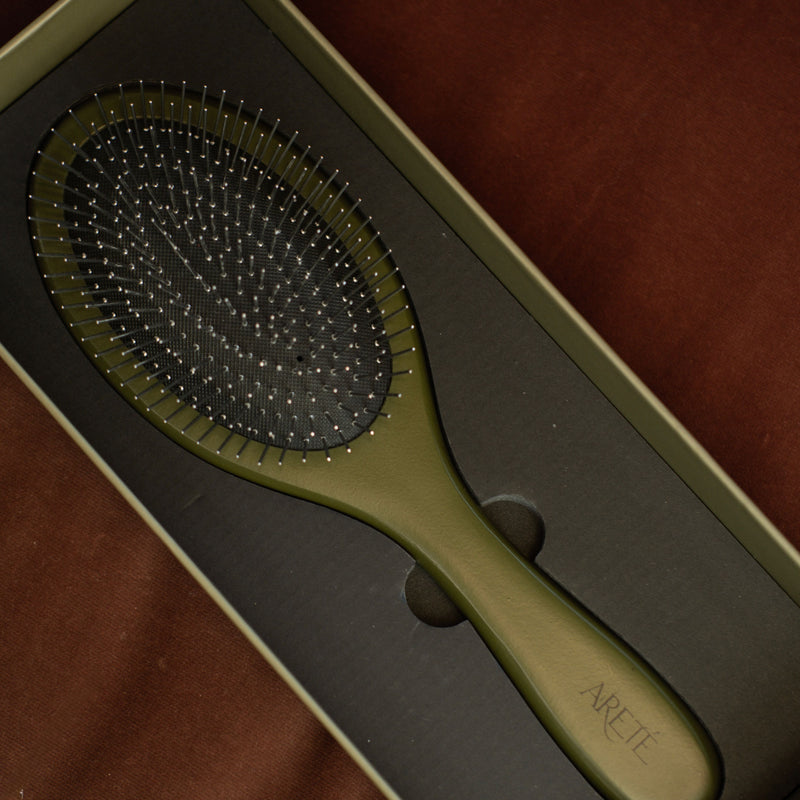 ARETÉ The Ritualist Stimulating Detangling Brush